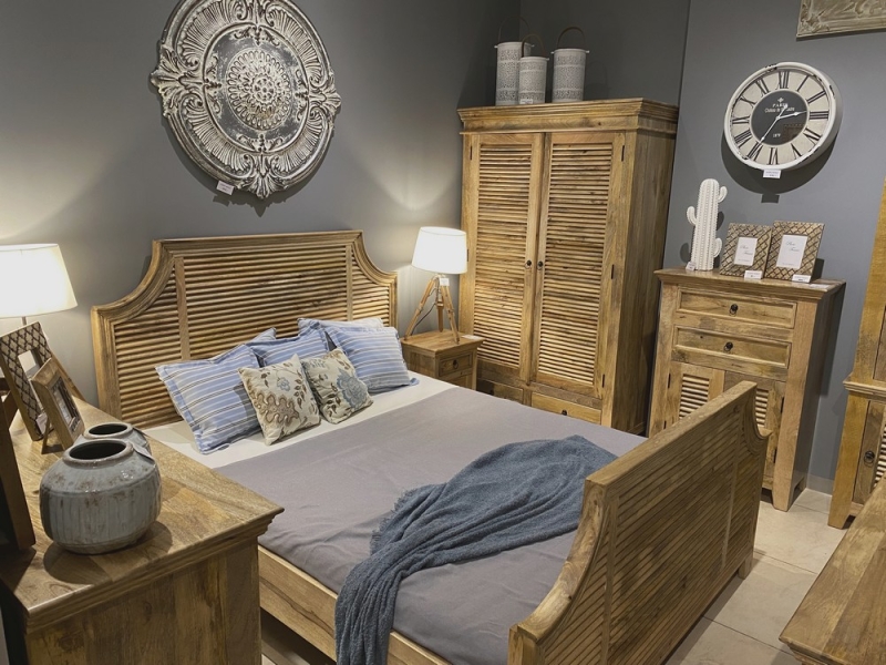 meble w sypialni z ekologicznego jasnego drewna mango