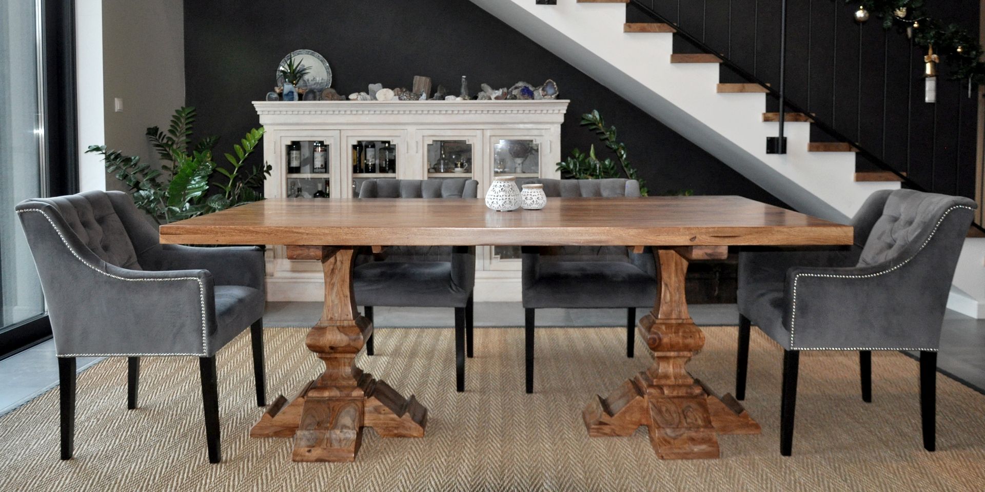 stylowy stół z drewna litego na dwóch nogach