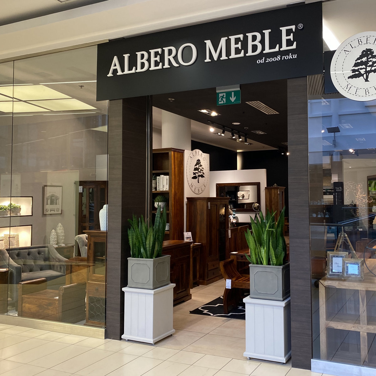 wejście główne do salonu meblowego Albero Meble