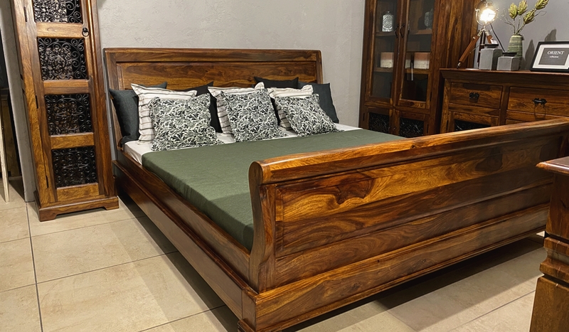 stylowe łóżko z drewna litego