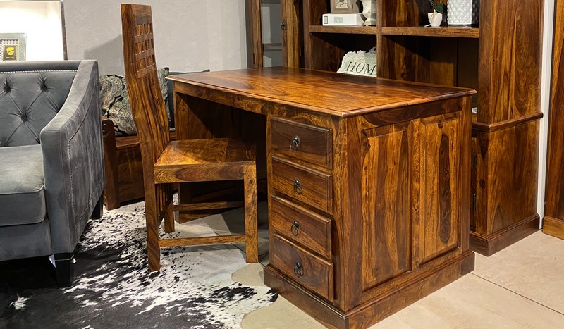 kolonialne biurko z krzesłem drewnianym