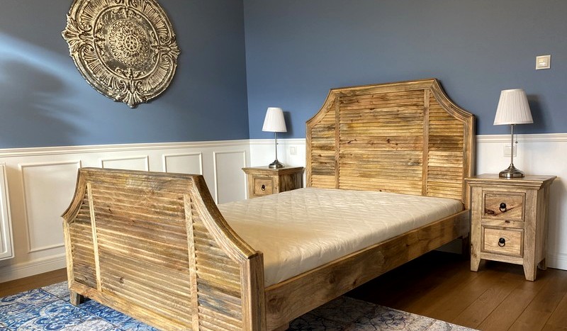 łóżko klasyczne z jasnego drewna żaluzjowym wezgłowiem