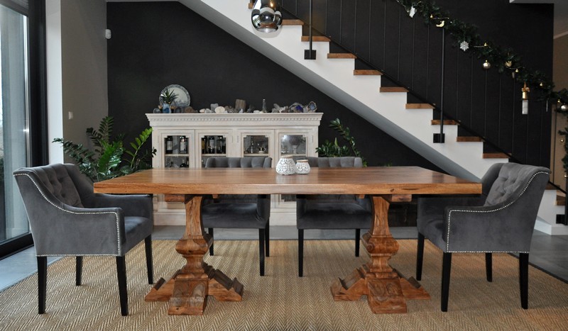 klasyczny stół drewniany na dwóch nogach