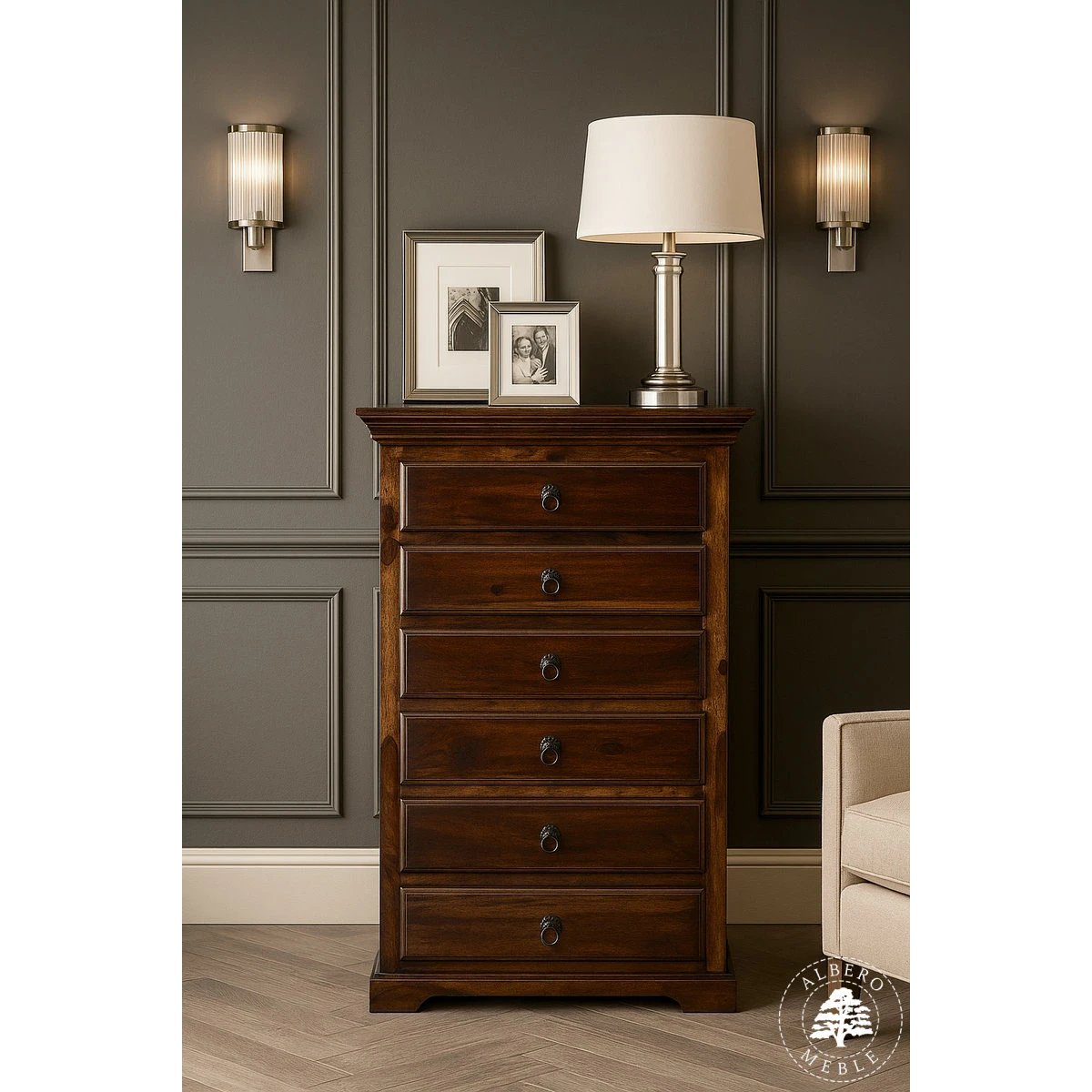 Klasyczna wysoka komoda drewniana z szufladami