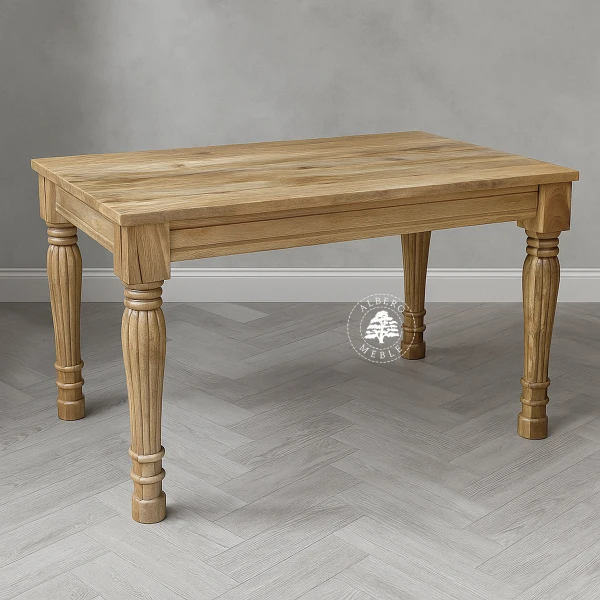 Stół z jasnego drewna w klasycznym stylu