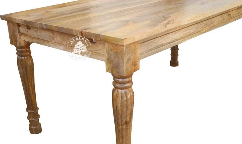 Stół z jasnego drewna w klasycznym stylu