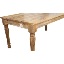 Stół z jasnego drewna w klasycznym stylu