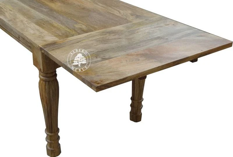 Stół z jasnego drewna w klasycznym stylu