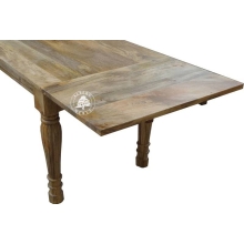 Stół z jasnego drewna w klasycznym stylu