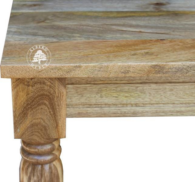 Stół z jasnego drewna w klasycznym stylu