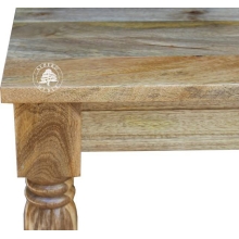 Stół z jasnego drewna w klasycznym stylu