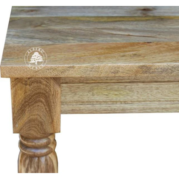 Stół z jasnego drewna w klasycznym stylu