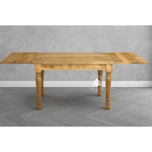 Stół z jasnego drewna w klasycznym stylu