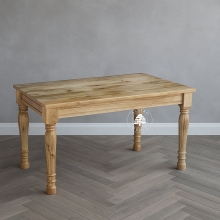 Stół z jasnego drewna w klasycznym stylu