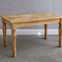 Stół z jasnego drewna w klasycznym stylu