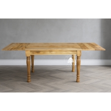 Stół z jasnego drewna w klasycznym stylu