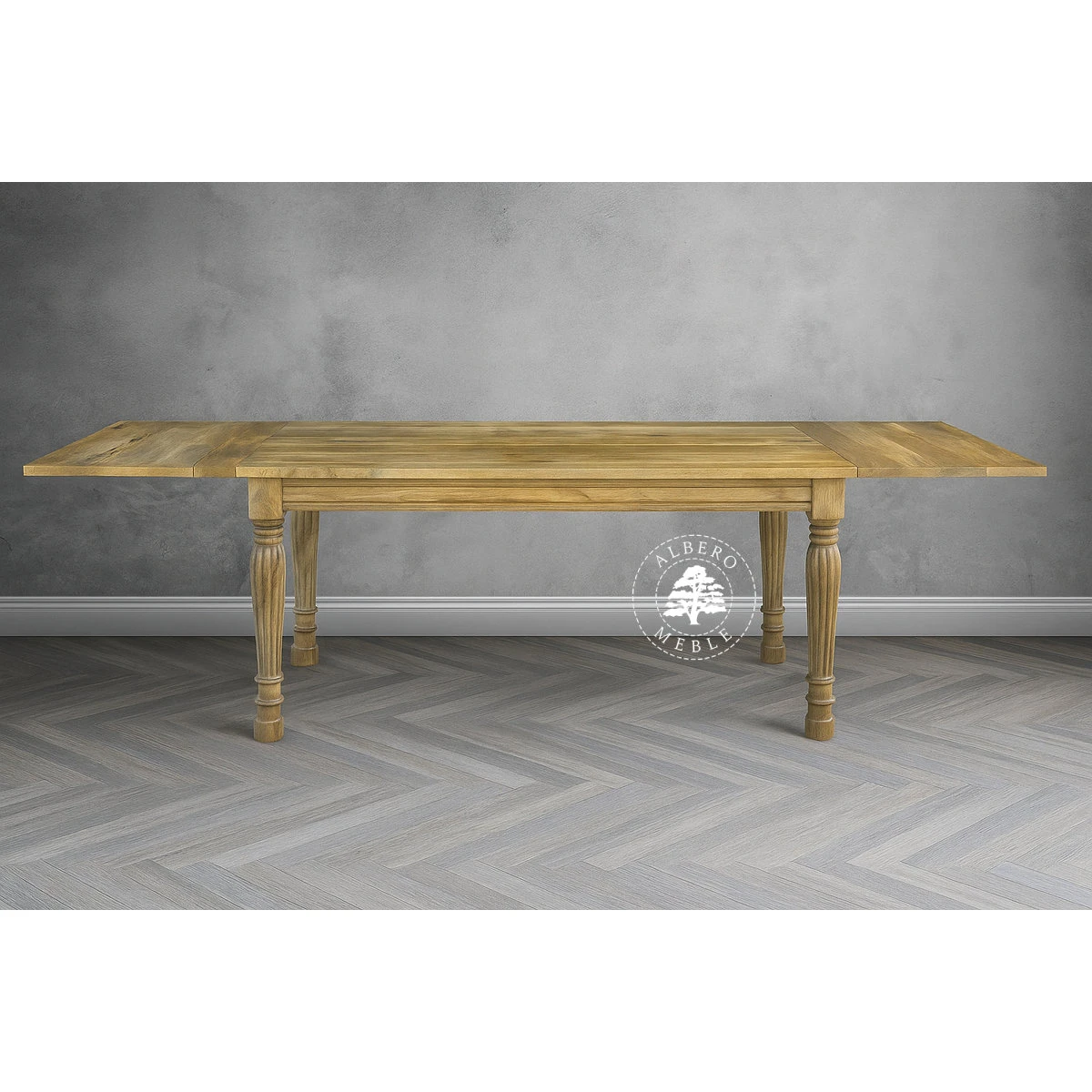 Stół z jasnego drewna w klasycznym stylu