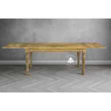 Stół z jasnego drewna w klasycznym stylu