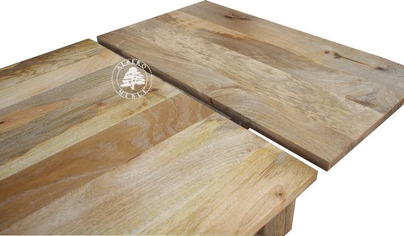 Stół z jasnego drewna w klasycznym stylu