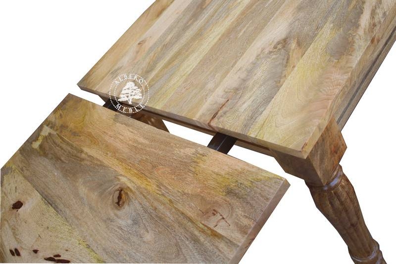 Stół z jasnego drewna w klasycznym stylu