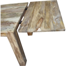 Drewniany stół rozkładany w naturalnym kolorze