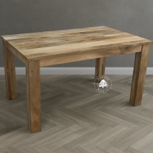 Drewniany stół rozkładany w naturalnym kolorze