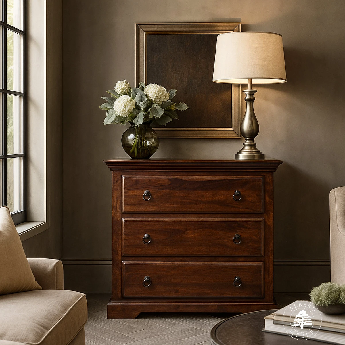 Klasyczna drewniana komoda na bieliznę