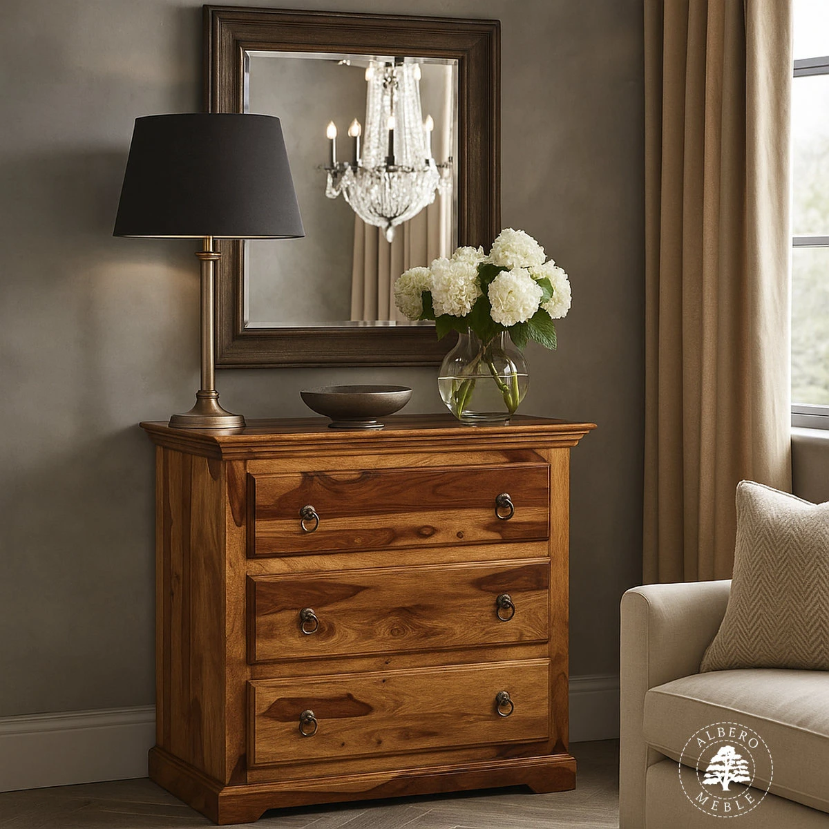 Klasyczna drewniana komoda na bieliznę