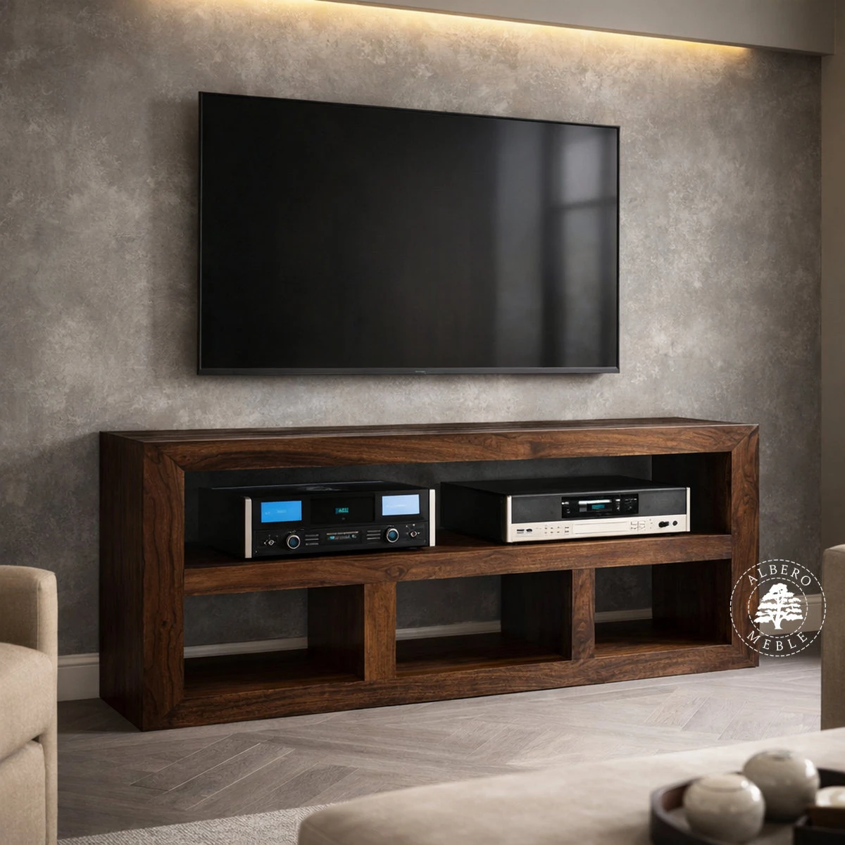 Drewniany długi i niski regał pod telewizor