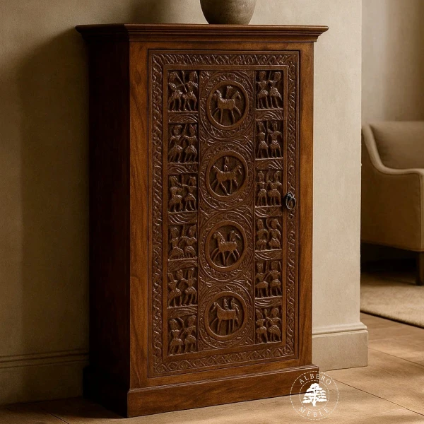 Komoda drewniana z ręcznie wykonanym wzorem