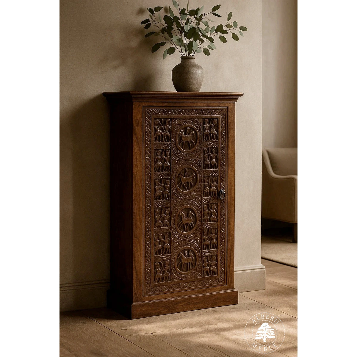 Komoda drewniana z ręcznie wykonanym wzorem