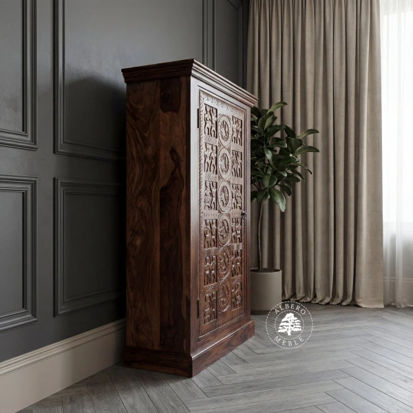 Komoda drewniana z ręcznie wykonanym wzorem