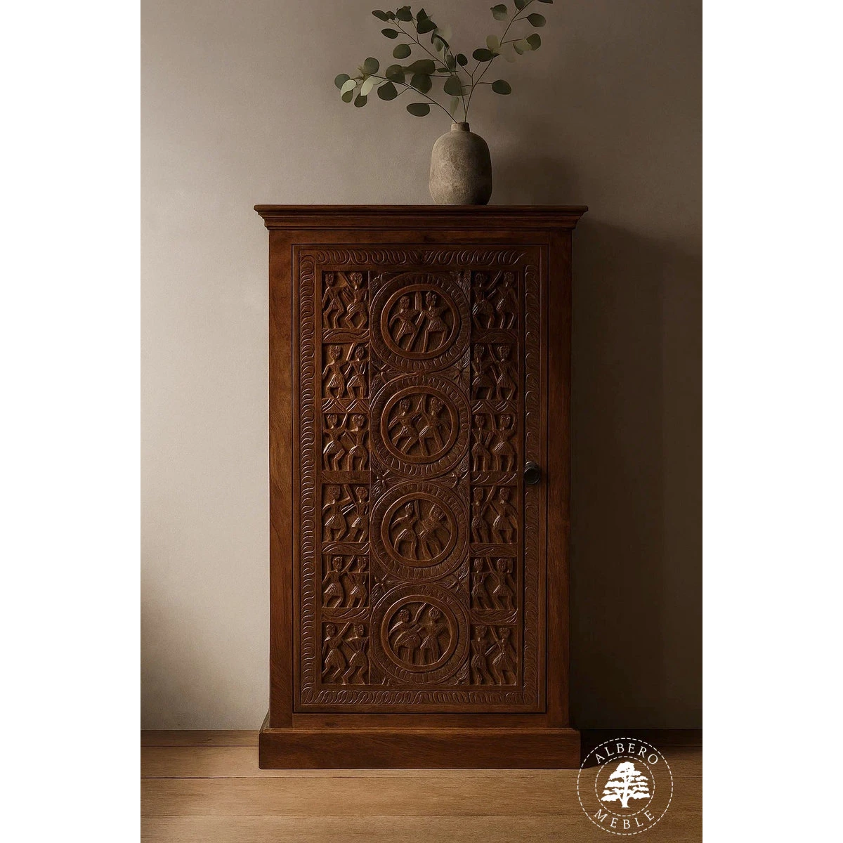 Komoda drewniana z ręcznie wykonanym wzorem