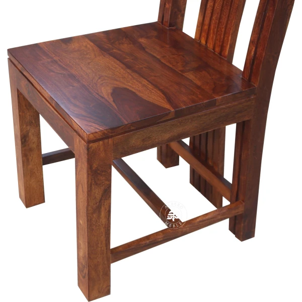 Klasyczne krzesło drewniane – ręcznie wykonane