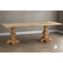 Stół drewniany w naturalnym kolorze