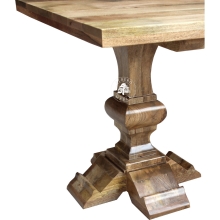 Stół drewniany w naturalnym kolorze