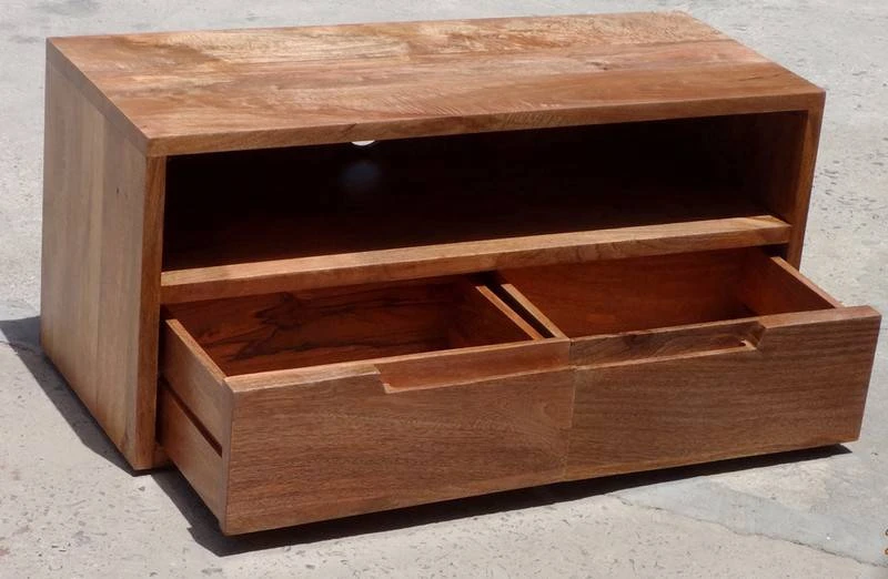 Drewniana szafka RTV z szufladami