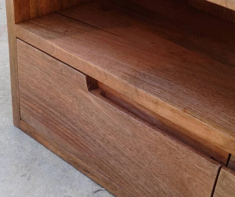 Drewniana szafka RTV z szufladami