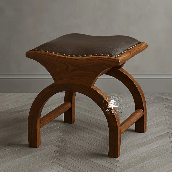 Mały taboret drewniany tapicerowany