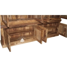 Klasyczna biblioteka z jasnego naturalnego drewna