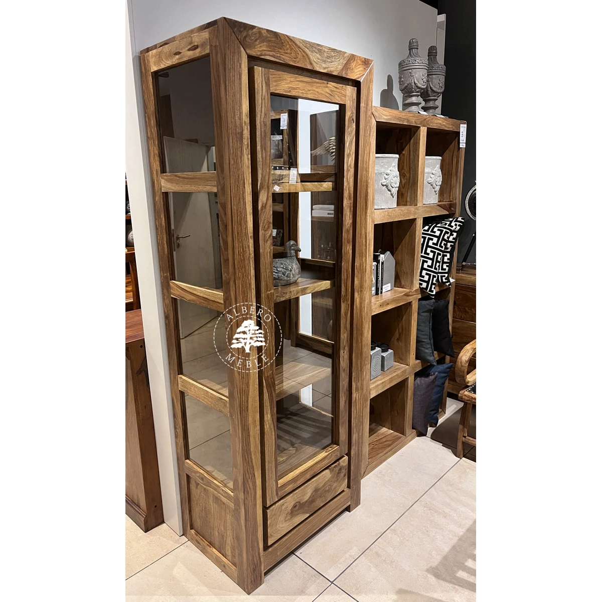 Pojedyncza drewniana witryna Goa przeszklona z trzech stron