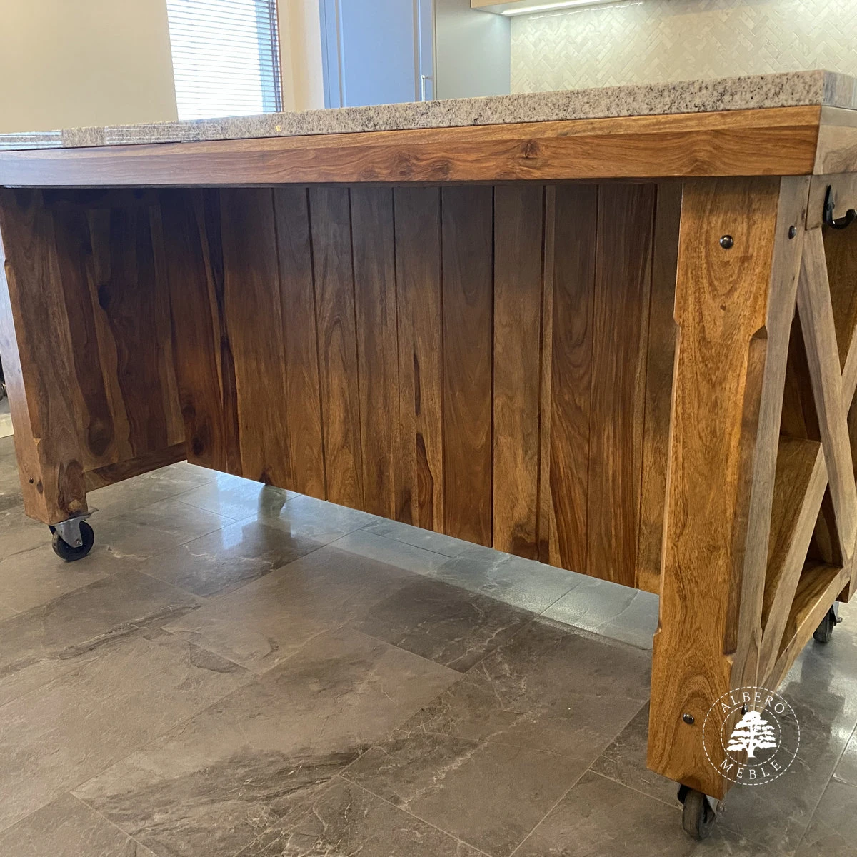 Wielofunkcyjna wyspa kuchenna z drewna naturalnego