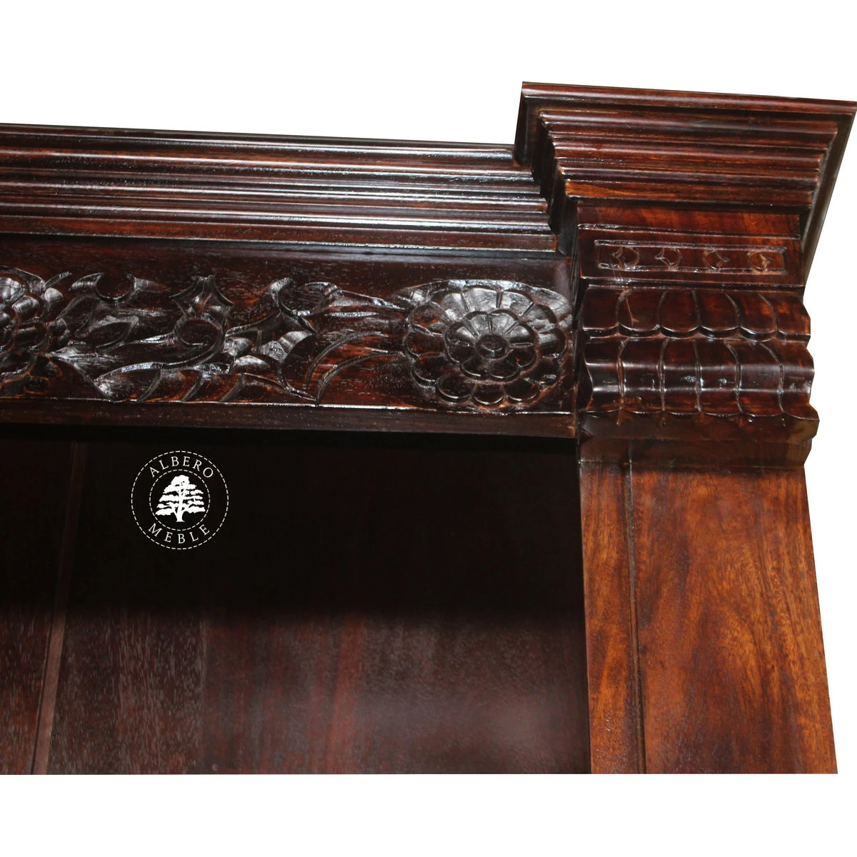 Stylizowana Biblioteka z Drewna z Ręcznie Rzeźbionymi Elem