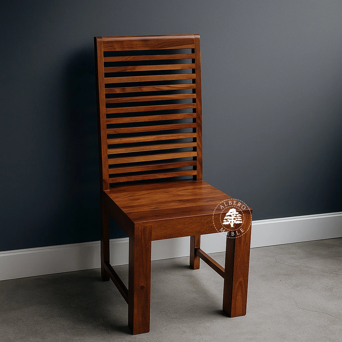 Kolonialne krzesło drewniane