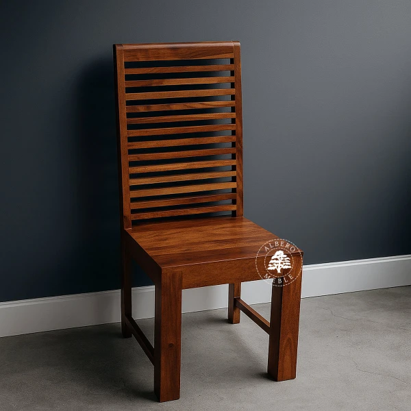 Kolonialne krzesło drewniane