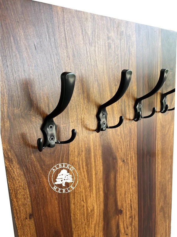 Drewniany wieszak ścienny na ubrania