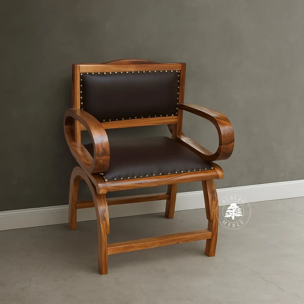 Klasyczny fotel drewniany tapicerowany