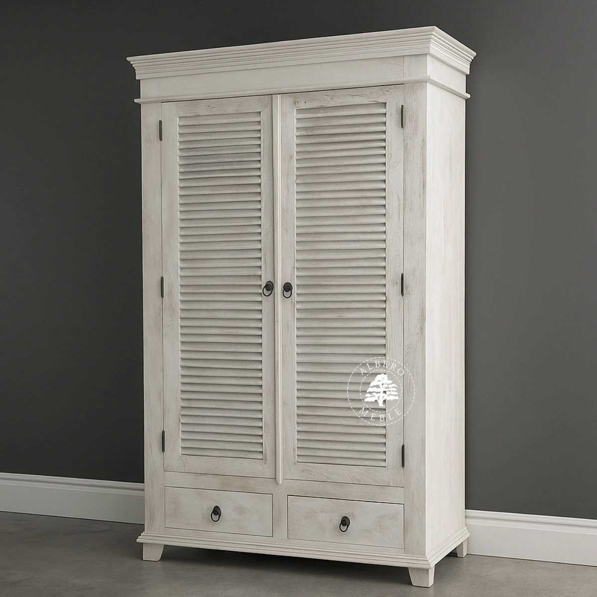 Szafa z drewna litego pobielana