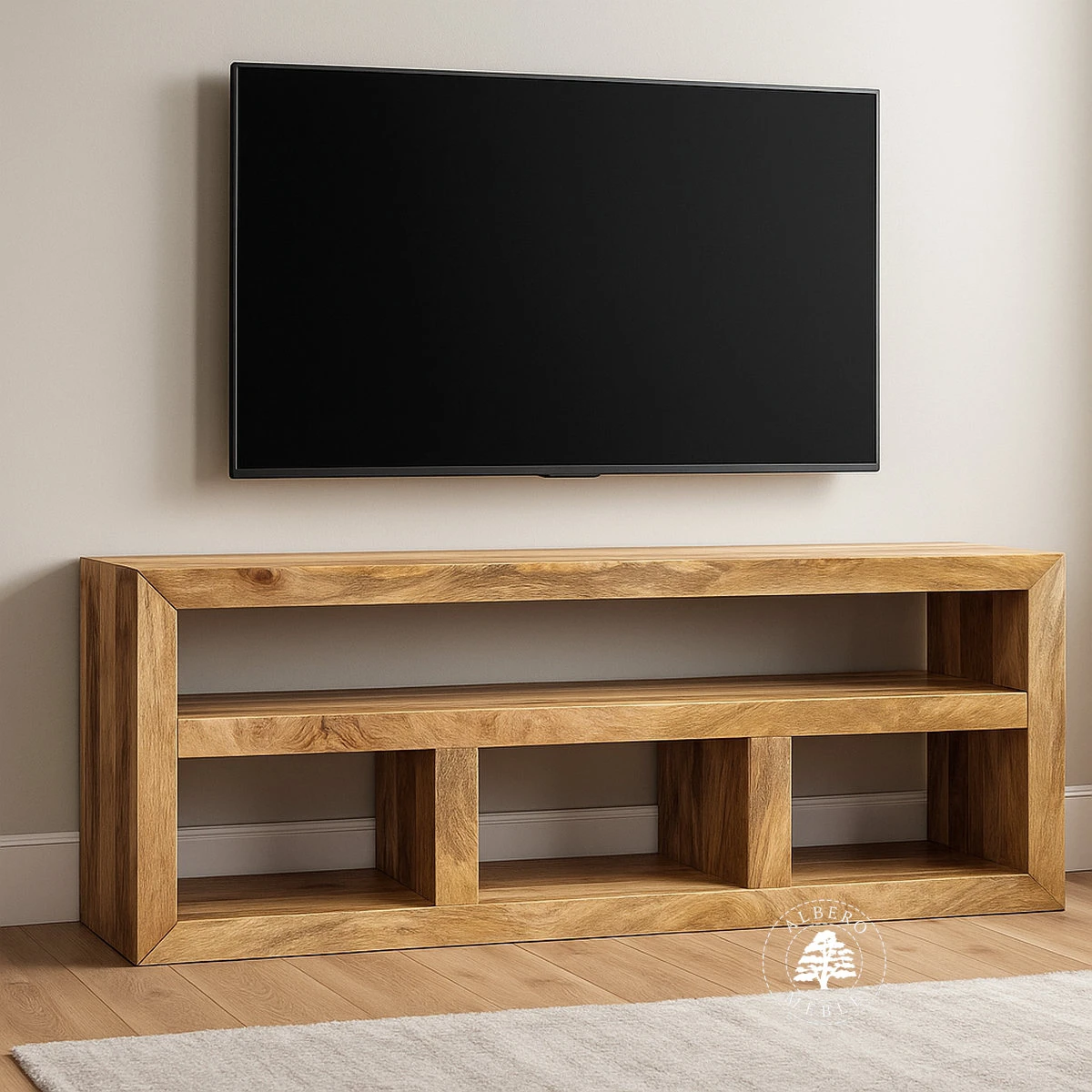 Drewniany długi i niski regał pod telewizor