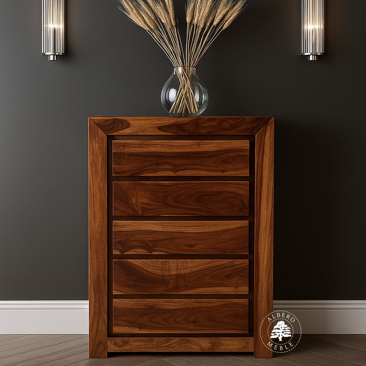 Wysoka i wąska szafka drewniana